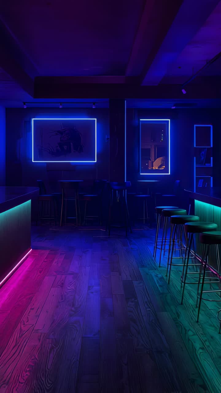 Video verticale: carrellata con la videocamera che rivela l'interno di un bar con insegne al neon di notte, mettendo in risalto le strisce LED