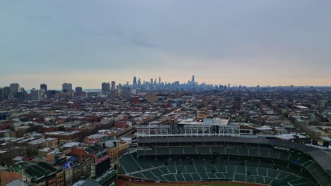 시카고 스카이 라인의 드론 은 비어있는 프리시즌 wrigley 필드 위에 있습니다.