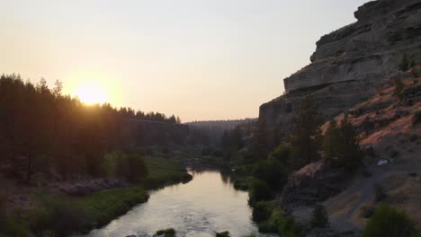 Impresionante-Puesta-De-Sol-Sobre-El-Río-Deschutes-En-Un-Profundo-Cañón-En-El-Centro-De-Oregón