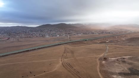 Drohnenaufnahmen-Einer-Kleinen-Stadt-In-Der-Mongolei