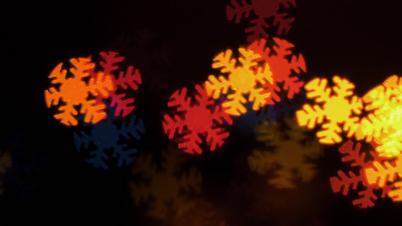 hermoso bokeh en forma de copo de nieve de luces led parpadeantes, navidad, invierno, vacaciones o concepto de fondo de fiesta de glamour, espacio de copia