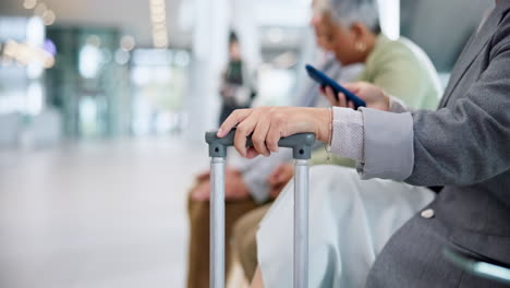 Aeropuerto,-Teléfono-Y-Manos-De-Personas-En-La-Sala-De-Espera.