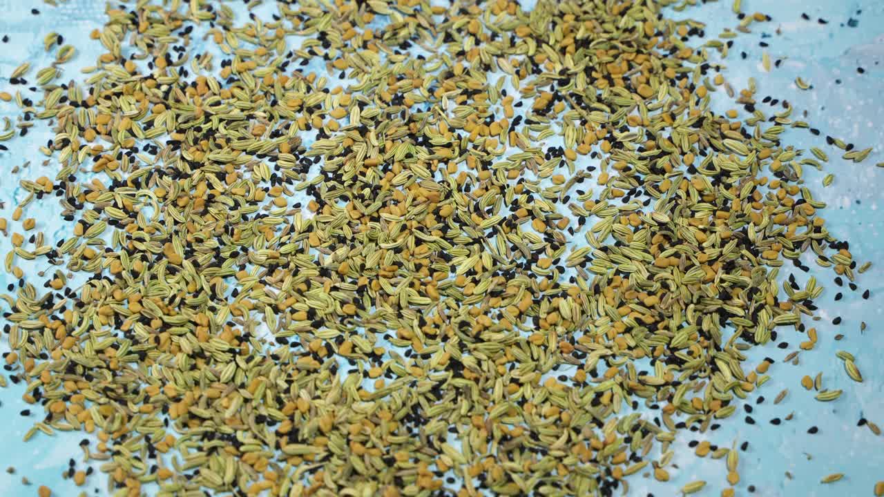 panch phoron은 인도 동부에서 유래한 전체 향신료 혼합물이며 동부 인도와 북동부 인도의 요리에 사용됩니다.