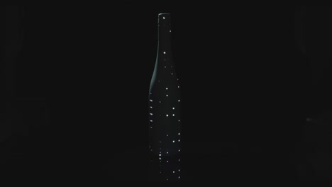 las luces brillan en una botella en la oscuridad