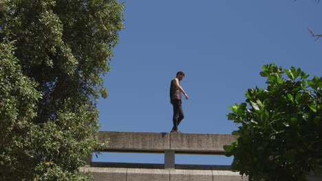 Kaukasischer-Mann-übt-Parkour