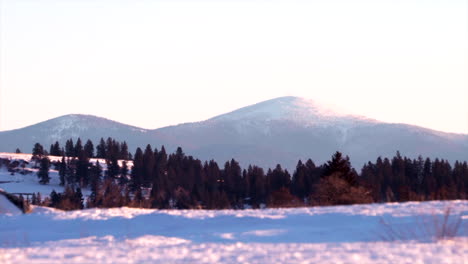 Mount-Spokane,-Klarer,-Kalter-Sonnenaufgang-Mitten-Im-Winter,-Schwenk-Nach-Unten,-Blick-Auf-Die-Berge-Von-Der-Stadt-Washington,-Februar-2019