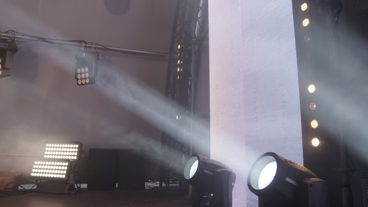 configuración de iluminación del escenario con pared de video