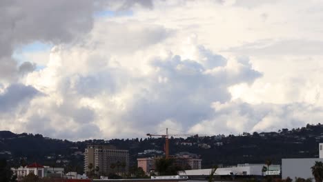 Timelapse-De-Grúa-Y-Nubes-Con-Colinas-De-Hollywood-En-Segundo-Plano