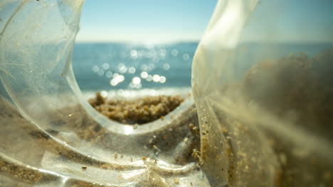 una playa soleada con basura