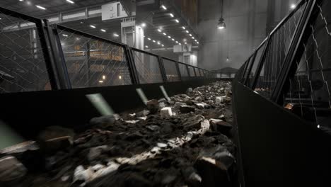 transporte de mineral de cobre realizado en la fábrica. transportador industrial de minería en la fábrica de procesamiento de mineral