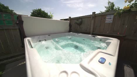 empuje lento y ancho del jacuzzi privado en el alquiler de vacaciones en verano