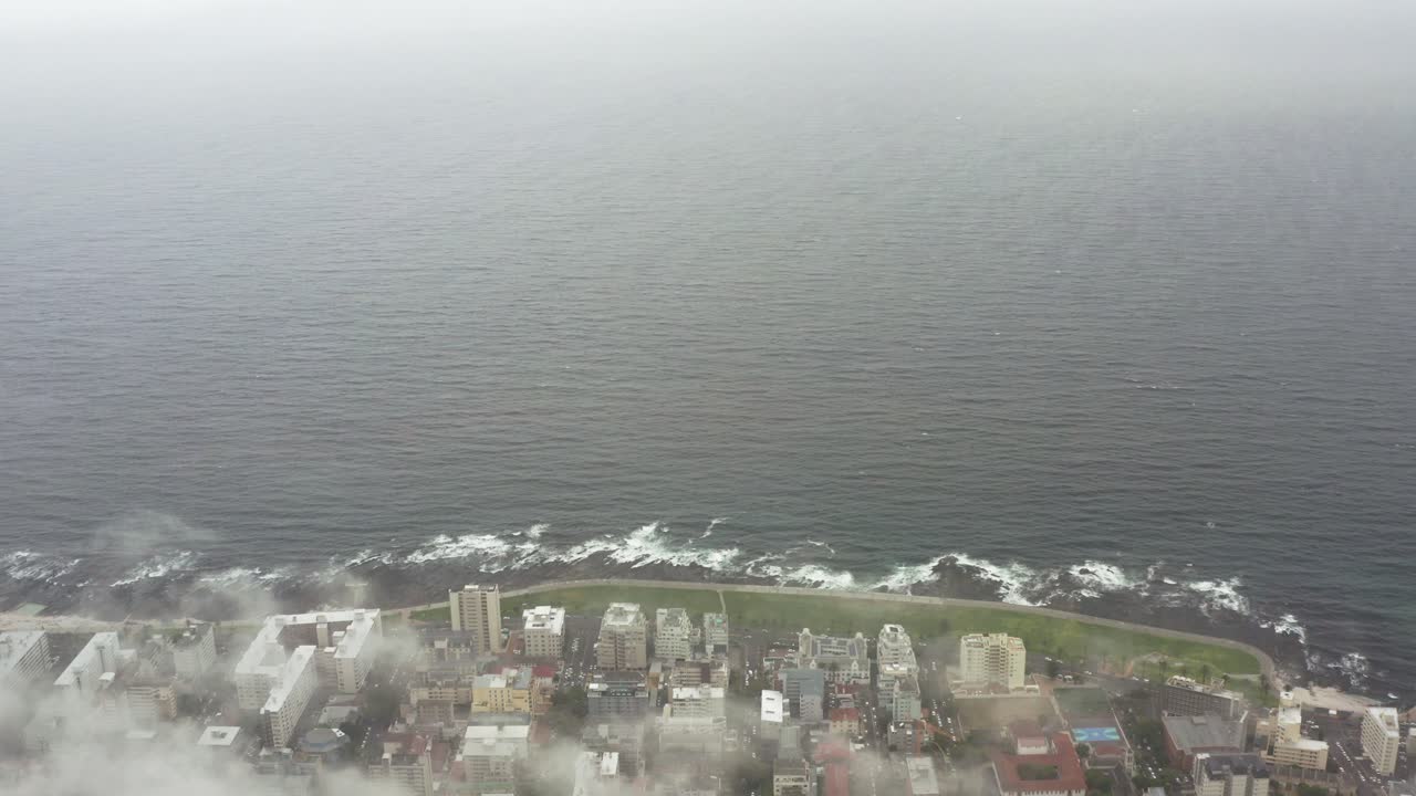 흐린 날에 남아프리카 케이프 타운의 해안선을 향해 날아가는 공중 샷