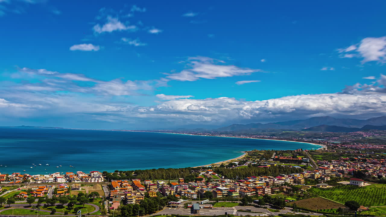 asombrosa vista de la ciudad de oliveri en la costa de sicilia, italia