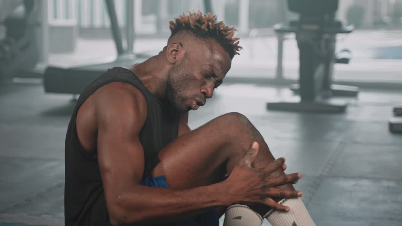 Pria Cedera Kaki di Gym