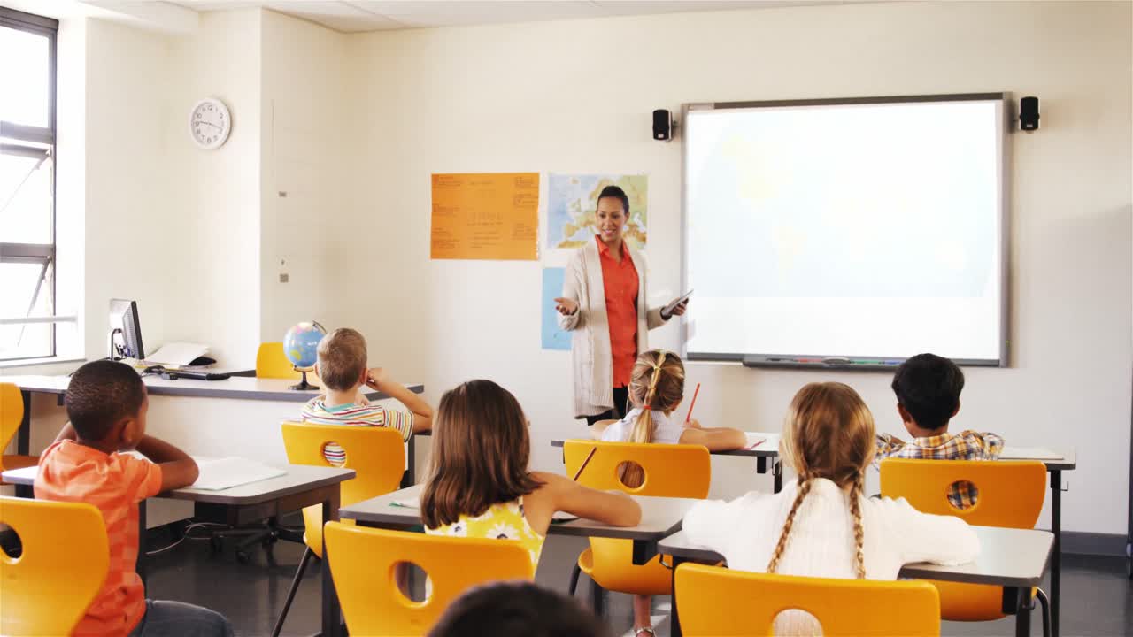 maestro enseñando a los niños en el aula