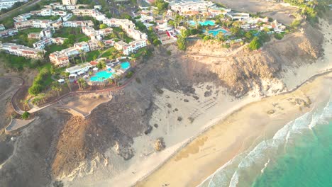 Vista-Aérea-De-Un-Hotel-De-Lujo-A-Lo-Largo-De-La-Costa-Hotel-Robinson-Hotel-Fuerteventura,-Islas-Canarias,-España