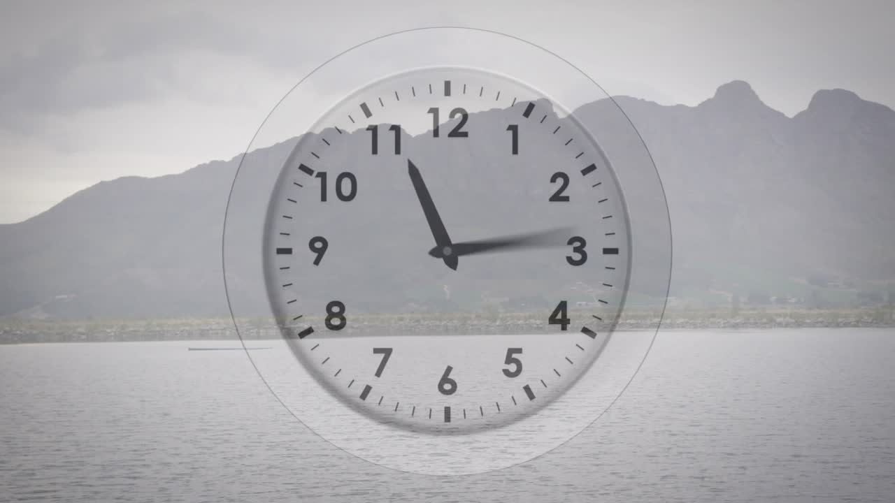 Su un orologio a tempo, lancette che scorrono, ticchettano e avanzano su una scena di lago di montagna, visualizzando il tempo.