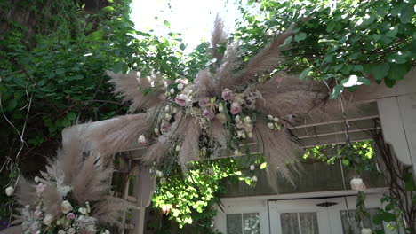 Blumen-Auf-Dem-Altar,-Hochzeitsscheune,-Stockvideomaterial,-Rustikal-Und-Trendig