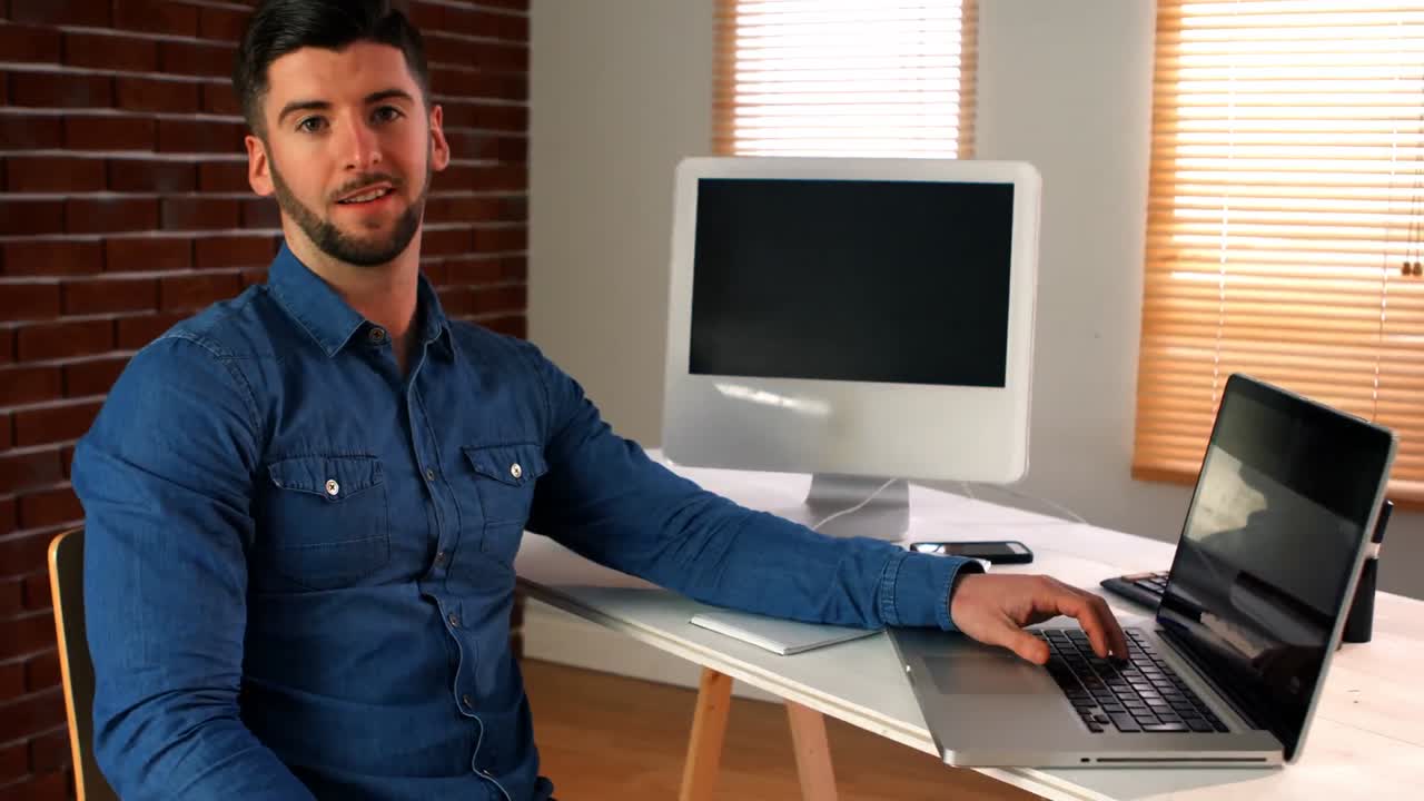 diseñador gráfico masculino usando una computadora portátil