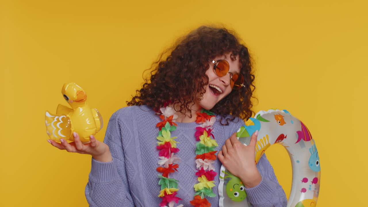 viajera turista mujer joven chica celebrando, bailando burlándose con la natación juguete de pato inflable