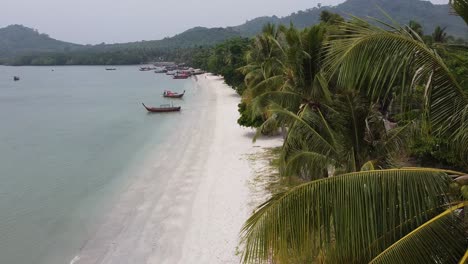 Palmeras-Y-Arena-Blanca-En-La-Isla-De-Koh-Mook,-Tailandia.