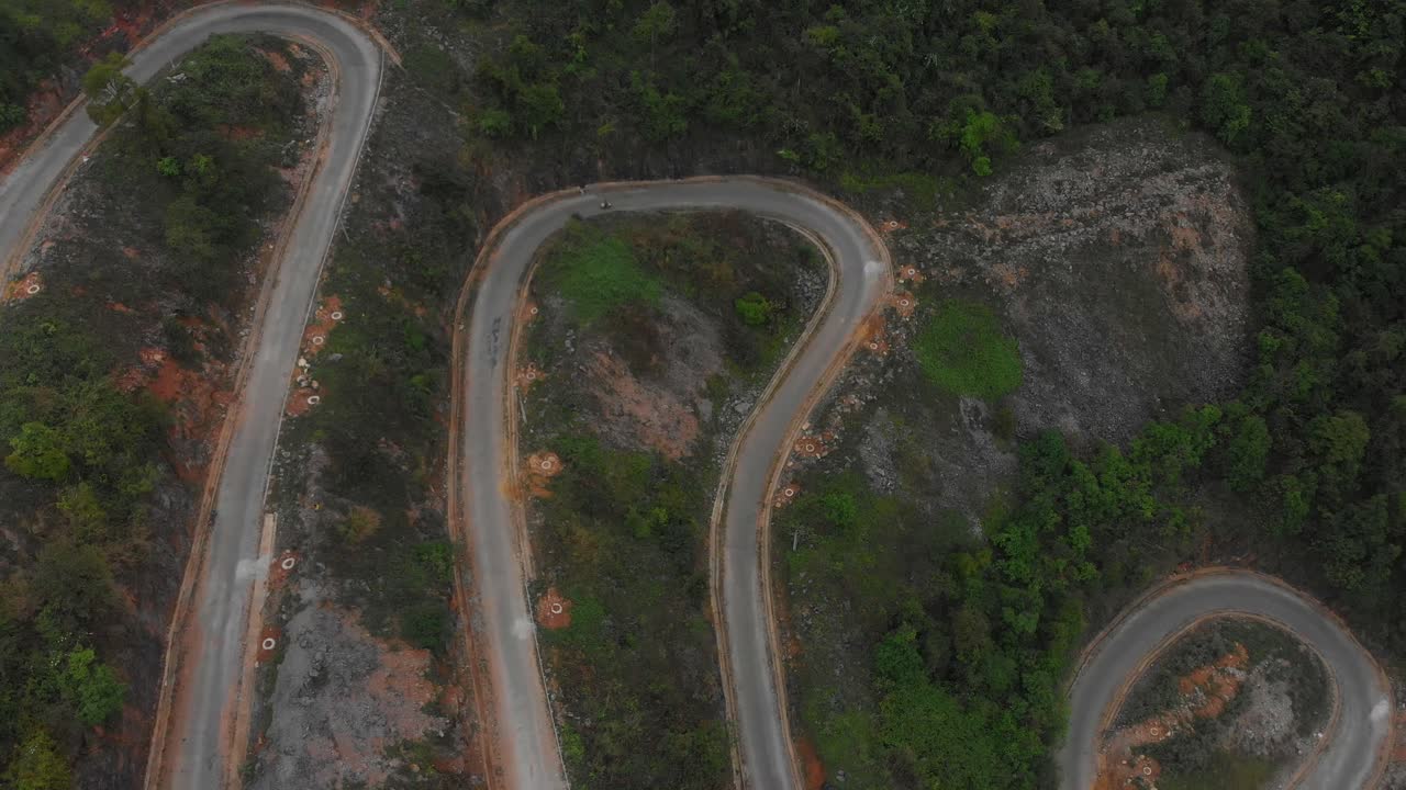 motocicletas en el paso de la montaña khau coc cha en vietnam, aéreo