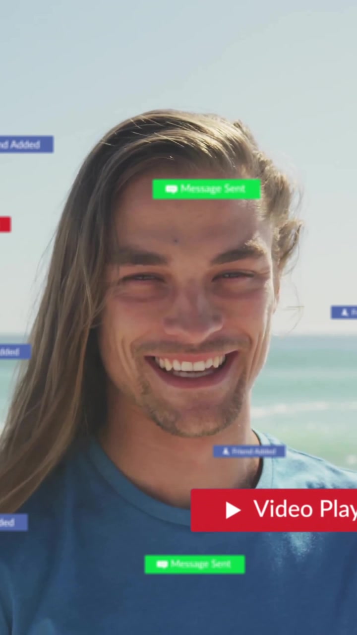 Persona sorridente in spiaggia con animazione di notifiche social media che appaiono