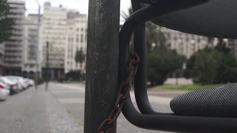 Nahaufnahme-Des-Stuhls-Mit-Kette-An-Der-Stange-Auf-Der-Plaza-Independencia,-Montevideo