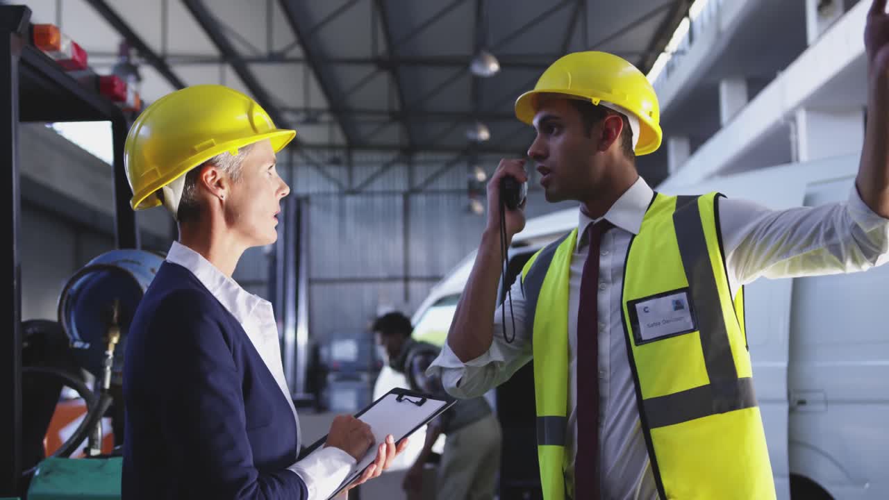 mujer empresaria y gerente de almacén en discusión 4k