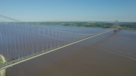 Langsamer-Luftschwenk-über-Die-Humber-Bridge---Hängebrücke---England-Großbritannien