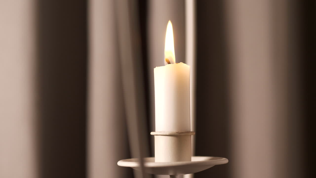 сцена с зажженной свечой на движущемся фоне