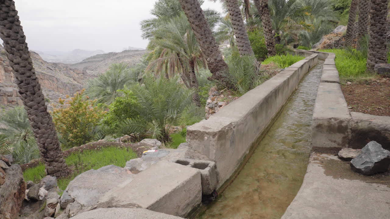 sistema de riego de las montañas de oman con agua