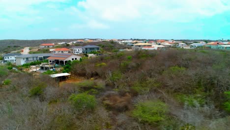 Cine-Aéreo-De-Drones-De-4k-De-Barrios-Y-Casas-En-Una-Zona-Rural-Urbana-De-La-Isla-Caribeña-De-Curacao,-Un-Entorno-Natural-Exuberante-Con-Vegetación-Verde-Y-Cactus