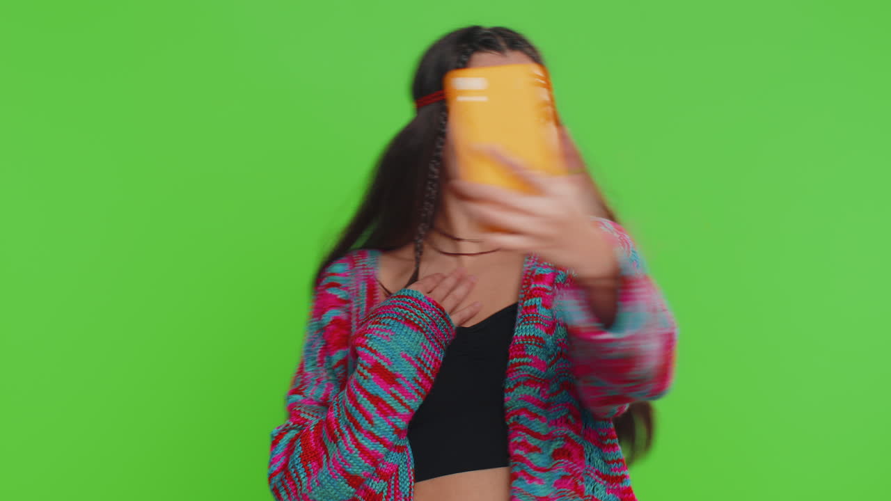 Jovem blogueira viajante tirando selfie em smartphone comunicando videochamada em fluxo on-line