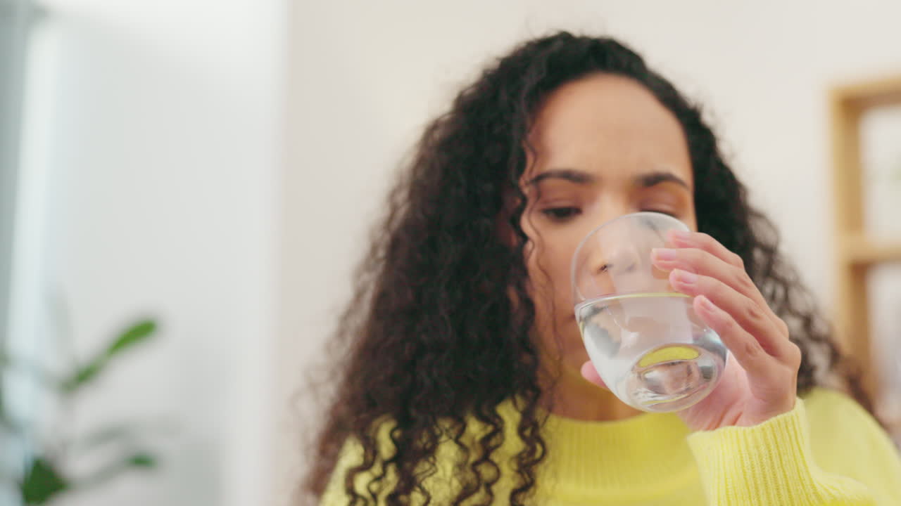 mujer, píldoras y agua potable