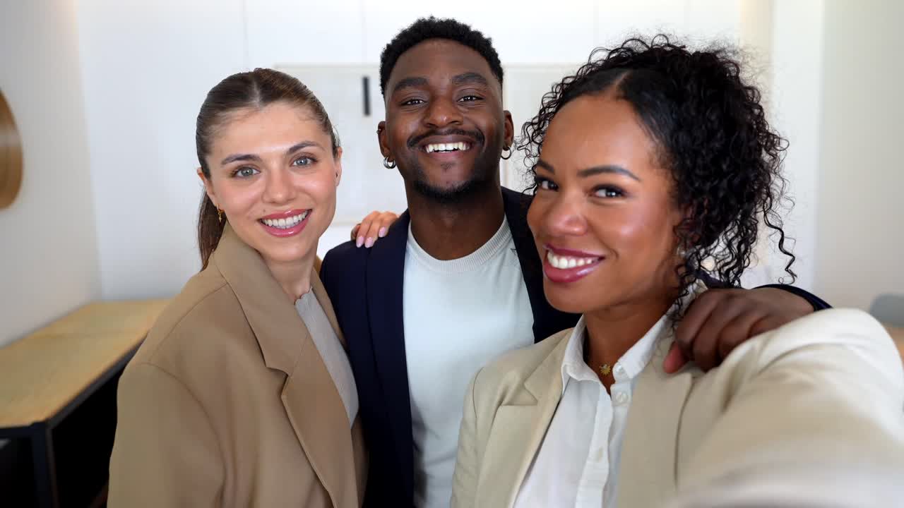 grupo de amigos tomando una selfie