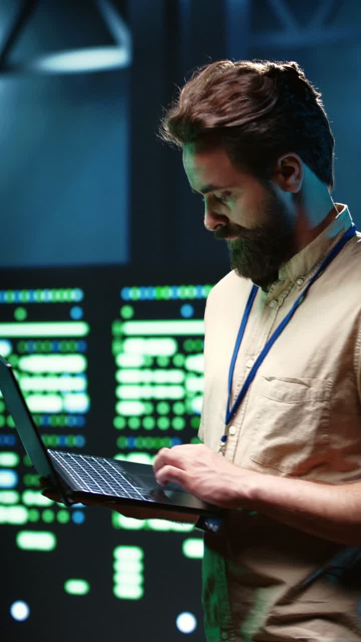 Video verticale: programmatore esamina il server
