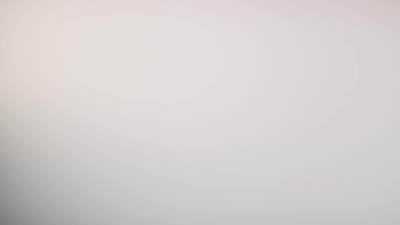 mini avión no tripulado con fondo blanco rápidamente subiendo en el tiro, flotando por un tiempo y moviéndose hacia adelante para salir del marco derecho