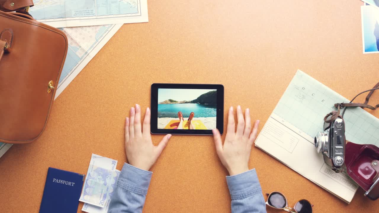 imágenes de video de 4k de un turista irreconocible sentado solo en el estudio y usando una tableta digital