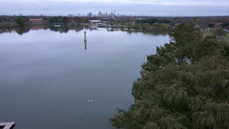 El-Parque-Del-Lago-Woodlawn-Se-Encuentra-Al-Oeste-Del-Centro-De-San-Antonio,-Texas,-Con-Senderos-Para-Caminar,-Parques-Infantiles-Y-Un-Lago-Para-La-Vida-Acuática