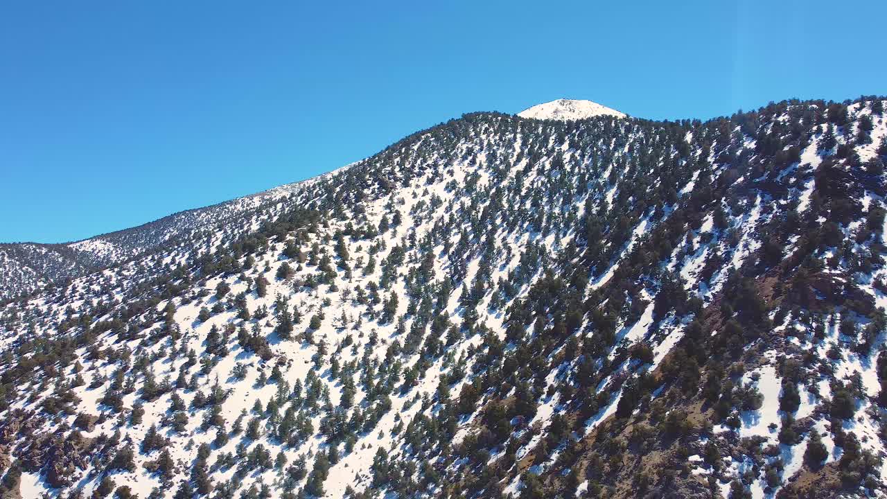 Montagne innevate nel deserto del Mojave, California - Ripresa aerea con drone.