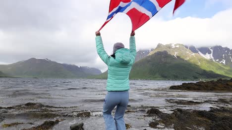 Frau-Mit-Einer-Wehenden-Norwegischen-Flagge-Auf-Dem-Hintergrund-Der-Natur