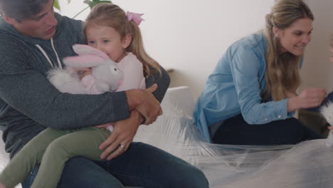 feliz familia caucásica mudándose a una nueva casa dueños con hijos joven pareja con éxito mudarse a la casa disfrutando de la inversión inmobiliaria juntos abrazando a los niños 4k metraje