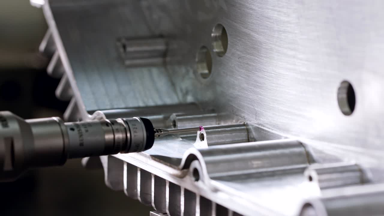 imágenes macro de una máquina de medición de coordenadas cmm para medir piezas metálicas