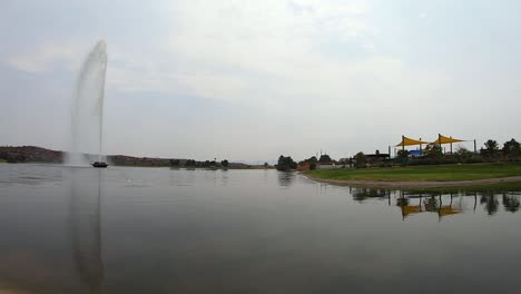 Vista-Del-Nivel-Del-Agua-De-La-Famosa-Fuente-En-El-Parque-De-La-Fuente,-Colinas-De-La-Fuente,-Arizona-Se-Apaga-A-última-Hora-De-La-Mañana