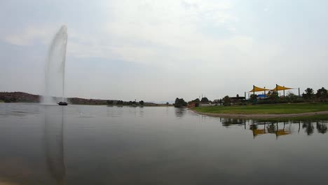vista del nivel del agua de la famosa fuente en el parque de la fuente, colinas de la fuente, arizona se apaga a última hora de la mañana