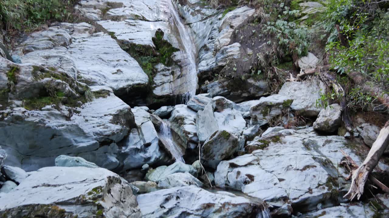 pequeña corriente de agua fría talla el camino hacia abajo cascada de piedra caliza suave