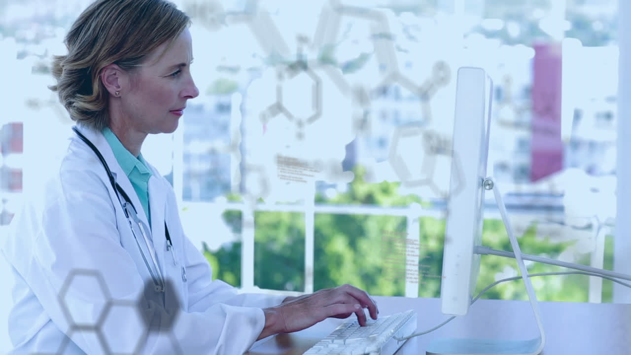 animación de procesamiento de datos científicos sobre una doctora caucásica que utiliza una computadora
