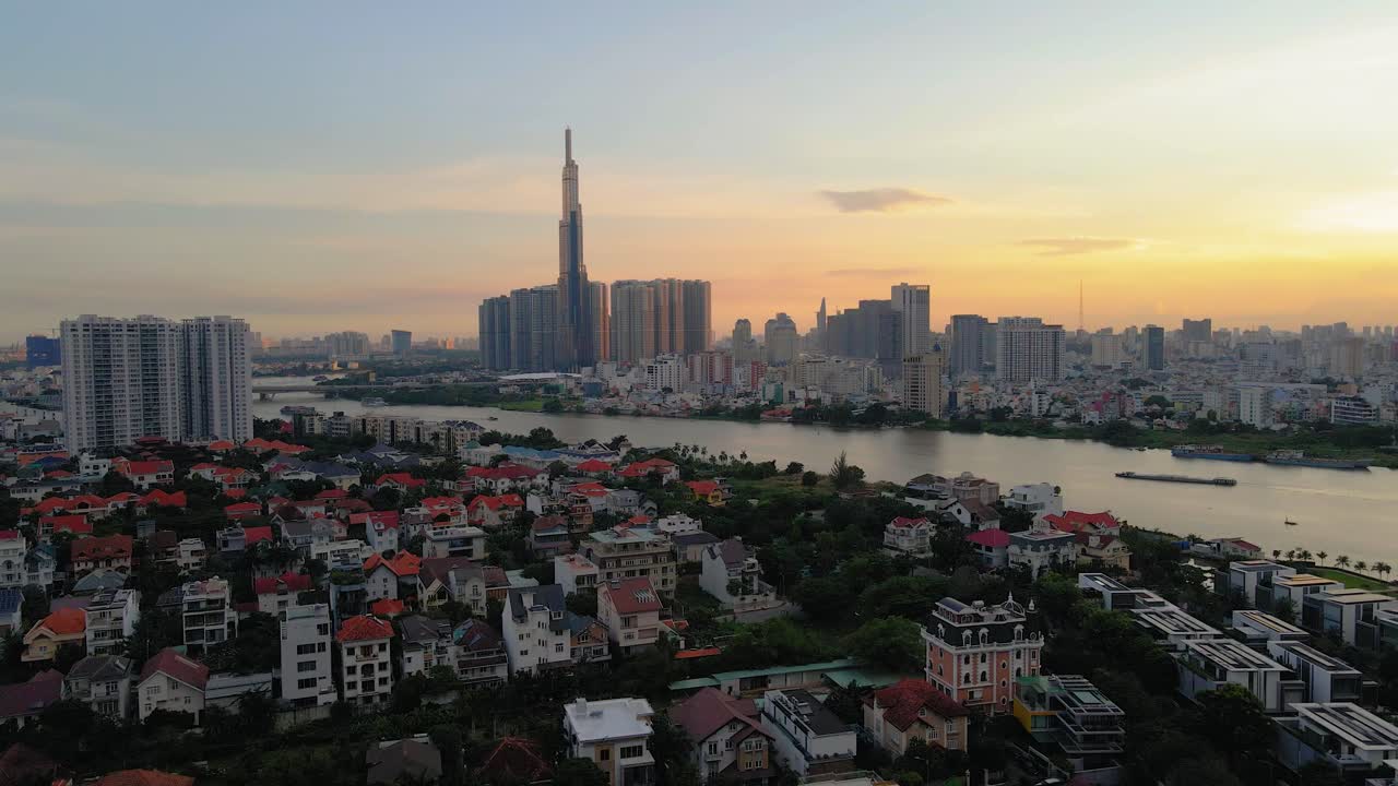 호치민시, 사이공 강, 베트남 상공에서 4k의 공중 드론