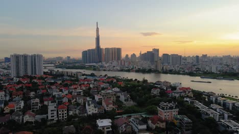 Drone-Aéreo-En-4k-Sobre-La-Ciudad-De-Ho-Chi-Minh,-Río-Saigon,-Vietnam